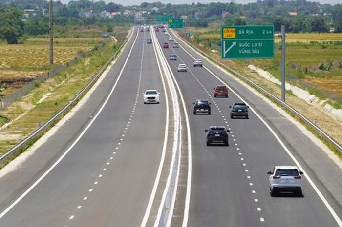 Đường cao tốc Biên Hòa - Vũng Tàu vắng xe, Quốc lộ 51 vẫn đông trong ngày 1-5 - Báo Người Lao Động
