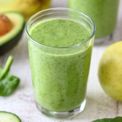 Thưởng thức thôi nào. Sự kết hợp giữa dưa leo giàu vitamin, bơ bổ dưỡng và rau bina giàu chất xơ vừa giúp tăng cường dinh dưỡng vừa mang lại vóc dáng thon thả và làn da đẹp cho chị em.