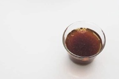 Nấm hương cắt bỏ gốc sau đó thái lát. Măng rửa sạch thái sợi. Trong lúc nấu mì cho 120ml nước vào bát với gói súp từ gói mì ramen, thêm dấm đen, tinh bột khoai tây, dầu mè và hạt tiêu hòa chung.