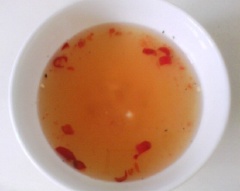 Pha nước trộn gỏi: Cho 2 muỗng canh nước mắm, 1 muỗng canh đường trắng, 1 muỗng canh nước cốt chanh, ớt cắt nhỏ, 1/2 muỗng cà phê bột ngọt, 2 muỗng canh nước vào chén, khuấy đều.