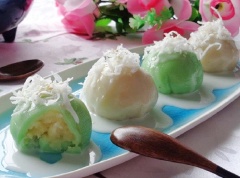 Cho bánh bột nếp hấp ra dĩa, chan 1 chút nước cốt dừa, trang trí thêm vài cọng dừa non và mè rang vàng lên trên là có thể dùng. Vậy là bạn đã hoàn thành món bánh bột nếp nước cốt dừa này rồi đấy, rất đơn giản và nhanh gọn phải không nào.