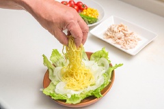 Cho xà lách và hành tây lên dĩa sau đó cho mì lên phía trên. Trang trí ức gà, măng tây, cà chua và bắp lên trên mặt và chan hỗn hợp nước sốt lên trên. * Put the lettuce and the onion on a dish and put the ramen noodles on top.Garnish with the chicken, asparaguses,cherry tomatoes,canned corn and last,put on the mixed seasoning.
