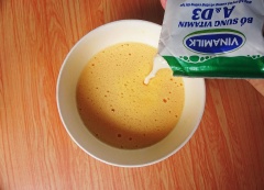 Thêm sữa tươi vào hỗn hợp trứng, tiếp tục trộn đều. Sau đó từ từ cho hỗn hợp trứng vào cùng với bột. Vừa thêm vừa khuấy bột tránh tình trạng bột vón cục. Tiếp tục thêm kem tươi vào trộn đều cùng hỗn hợp bột.