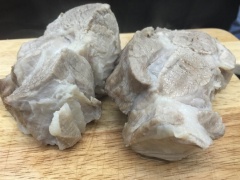 Cách nấu bánh canh cua: Đổ nước vào nồi, bắc lên bếp, thêm một ít muối ăn để khi thịt chín được đậm đà. Cho thịt heo vào đậy vung lại, luộc chín. Vớt thịt heo luộc ra đĩa hoặc thớt cho nguội. Cắt lát mỏng vừa ăn cho vào đĩa riêng.