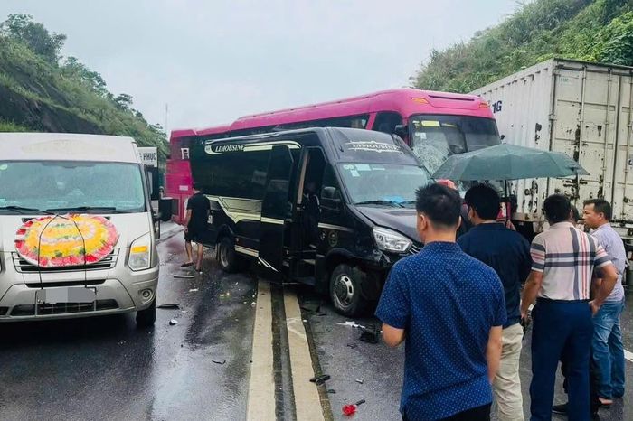 Dầu loang trên cao tốc Nội Bài - Lào Cai, 4 ô tô va chạm liên hoàn - Báo Pháp Luật Việt Nam