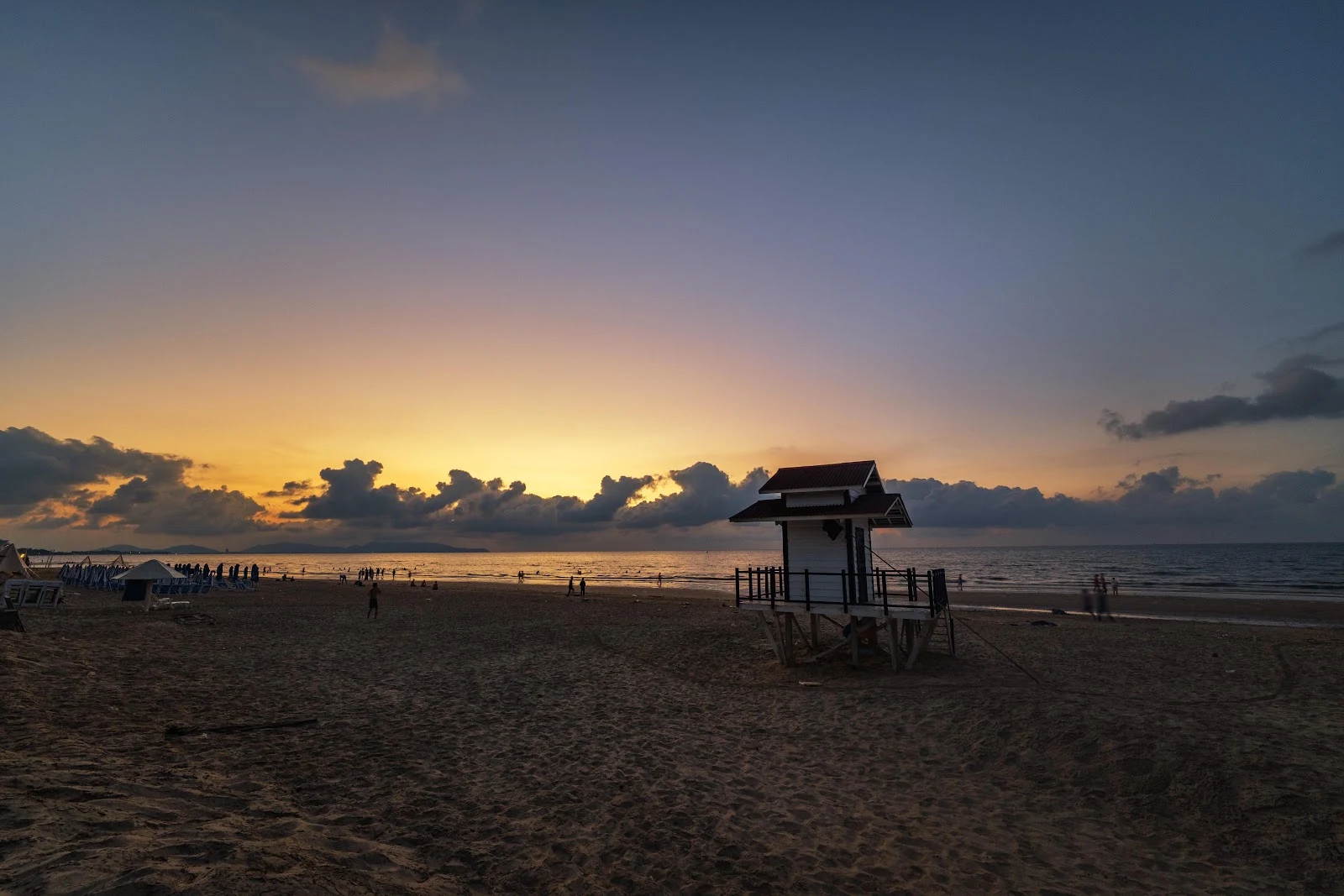 Lifeguard Hut on Sunset Beach - Landscape Photography 5K Wallpaper (5568x3712)