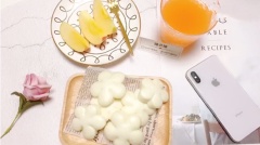 Bánh bao sữa bằng bột mì làm món ăn ngon dễ làm rất thích hợp dùng đổi mới khẩu vị cho bữa sáng của cả nhà. Những chiếc bánh bao sữa hấp nở mềm xốp, thơm ngon chắc chắn mọi người trong nhà sẽ thấy thích thú. Đặc biệt bánh bao sữa hình hoa trong đẹp mắt, thích hợp làm quà tặng ý nghĩa của các chàng dành cho vợ yêu trong ngày quốc tế phụ nữ sắp đến.