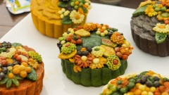 Bánh trung thu hoa nổi đang là loại bánh rất được yêu thích và được thực hiện nhiều nhất trong năm 2019. Với sự kết hợp bánh hoa nổi và nhiều màu sắc bắt mắt với nhau sẽ làm cho mâm cổ trung thu gia đình bạn thêm phần đẹp mắt và sang trọng. Cách làm bánh không hề khó, chỉ cần bỏ ra một ít thời gian là bạn đã có cho mình một mẻ bánh trung thu cực kì ấn tượng cho mùa tết trăng rằm. Bánh trung thu nhà làm vừa ngon vừa sạch, bạn nhớ bảo quản nơi khô ráo thoáng mát, dùng trong vòng 1 tuần thôi nhé!