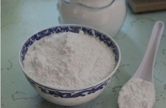Hòa tan bột năng và bột gạo, thêm 1/3 muỗng cà phê muối vào, trộn đều. Thêm từ từ thêm 1 chén nước lọc, vừa chế vừa dùng muôi khuấy đều.