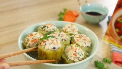 Rắc thêm một ít Hành ba rô là nồi canh khổ qua chay đẹp mắt, ngon miệng đã hoàn tất rồi đấy! Món canh ngoài vẻ đẹp lung linh còn có hương vị rất thơm ngon, phần nhân ngọt, béo hòa lẫn với khổ qua đắng nhẹ, là món ăn đơn giản, dễ thực hiện cho bữa cơm ngày chay của gia đình bạn đấy