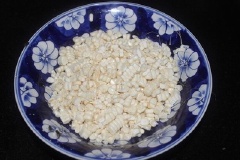 Bắp hột rửa sạch, để ráo nước, cho ra đĩa. Hành lá rửa sạch, cắt nhỏ.