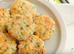 Chả chín, gắp ra đĩa, để hơi nguội và ăn cùng với cơm nào! Thơm ngon, đẹp mắt không thể chối từ.