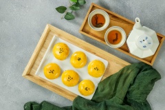 Thưởng thức bánh trứng muối ngàn lớp tan chảy cùng ly trà nóng bên gia đình thì còn gì tuyệt bằng. Những chiếc bánh Trung Thu béo ngậy, thơm lừng hoà quyện với nhân trứng muối tan chảy cực thơm ngon, hứa hẹn mang đến hương vị ấp áp cho mùa trung thu sắp tới!