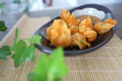 Hoành thánh nhân tôm cà ri chiên giòn sẽ ngon hơn khi dùng chung với sốt cà chua đấy, một chút bùi bùi ngọt tươi của tôm pha lẫn mùi cà ri thơm nồng đặc trưng, kèm theo vị chua chua ngọt ngọt của sốt cà chua.Chao ôi ngon đến nao lòng, sẽ rất tuyệt để vừa xem phim vừa thưởng thức món ăn này nhé.