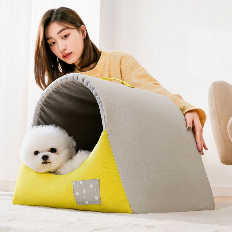 Enclosed pet bed with warming padding