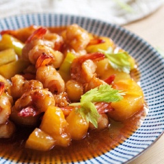 Khi hỗn hợp sệt lại thì bạn cho 1 thìa đường vào, khuấy cho đến khi hỗn hợp hơi sệt lại thì cho tôm và dưa lưới vào, đảo tầm 10 giây rồi tắt lửa và trình bày ra dĩa.
