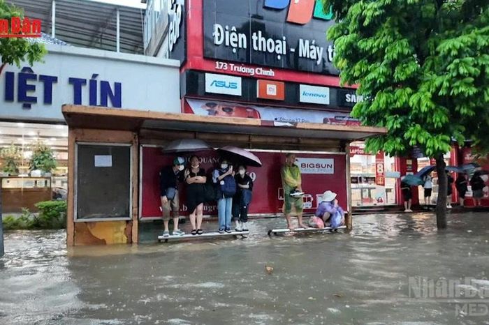 [Video] Hà Nội dự báo có 220 điểm úng ngập nếu mưa to nhiều giờ - Báo Nhân Dân