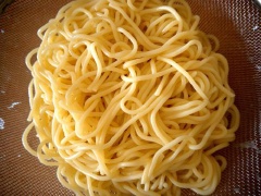 Mì ý cho vào nồi luộc chín rồi vớt ra, trộn với 1/2 muỗng canh dầu ô liu.
