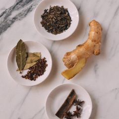 Luộc trứng trong 6 phút rồi vớt trứng ra (nếu bạn muốn lòng đào). Làm hỗn hợp nước trà: Trong khi trứng đang được luộc thì bạn đun nước trong 1 cái xoong khác, khi nước sôi, tắt bếp rồi cho trà lá, nước tương, gừng, hắc xì dầu, quế, hoa hồi, hạt tiêu, muối và đường rồi khuấy đều, đun trong khoảng 10 phút.