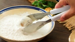 Phần nước vịt lộn lấy được đem pha thêm với nước lọc để được 180ml, cho thêm vào đó 100gr bột mì đa dụng, 30gr bột gạo và 30gr bột năng, khuấy đều lên để tạo thành hỗn hợp bột nước sánh mịn. Nhúng trứng vịt lộn vào bột nước sau đó lăn qua hỗn hợp bột mì đa dụng khô để trứng vịt áo một lớp bột dày bên ngoài.