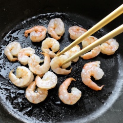 Cắt bỏ hết râu của tôm, rửa thật sạch nhiều lần với nước. Lột bỏ vỏ tôm, dùng dao chẻ một đường ở lưng tôm để tách bỏ phần chỉ đen. Rửa sơ lại tôm và để ráo. Đun nóng chảo với dầu ăn, thả tôm vào đảo đều 3 - 4 phút thì lấy ra dĩa riêng. Giữ nguyên chảo, thêm chút dầu ăn vào đun nóng, cho hết phần nguyên liệu rau củ vào xào khoảng 4 phút để rau vừa chín tới.