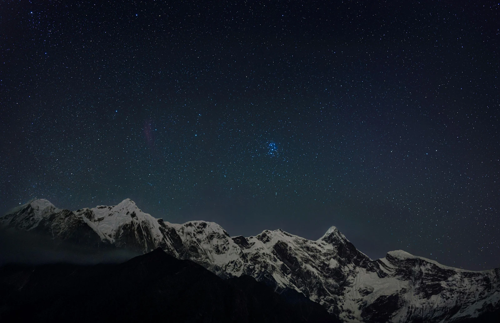 Starry Night Over Snowy Peaks - Night Landscape Photography 4K Wallpaper (4000x2584)
