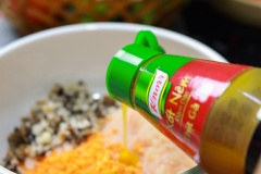 Làm nhân nhồi: Phi lê bỏ da rồi băm nhỏ 1 cái đùi gà, sau đó trộn chung với cà rốt và 50gr nấm các loại băm nhỏ. Sau đó trộn đều cùng 10gr xốt nêm thịt gà Knorr.
