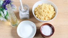 Chuẩn bị tất cả các nguyên liệu. Bột màu trắng: 150gr bột nếp, 15gr đường, 100gr nước ấm. Bột màu xanh lá: 1/4 công thức bột màu trắng và 5gr bột Matcha. Bột màu nâu: 1/4 công thức bột màu trắng và 5gr bột Cacao. Bột màu hồng: : 1/4 công thức bột màu trắng, thay nước bằng nước ép dâu. Bột màu vàng: 1/4 công thức bột màu trắng, thay nước bằng nước ép cà rốt.