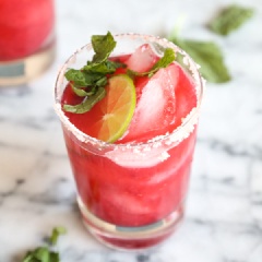 Bạn rót hỗn hợp cocktail ra ly, trang trí cho xinh rồi thưởng thức nhé. Cocktail chanh mâm xôi mát lạnh, thơm lừng vị chanh thoang thoảng cùng mâm xôi chua ngọt pha lẫn chút vị cay nồng của rượu tequila, tất cả hòa quyện vào nhau khiến bạn sảng khoái sau khi uống.