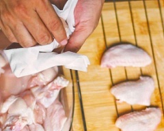 Lấy gà ra, dùng khăn giấy lau khô gà và xếp ra vỉ nướng. Lưu ý phải lau khô mới sang bước kế tiếp nhé.