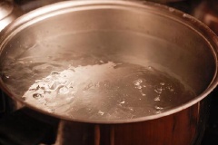 Thịt bò mua về rửa sạch, cắt lát mỏng, chần sơ qua nước sôi, để ráo.