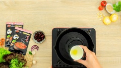 Bắc chảo lên bếp, cho vào 1 muỗng canh dầu olive. Khi dầu nóng bạn cho ức gà đã ướp vào chiên chín vàng. Cuối cùng rắc vào 5gr mè rang rồi tắt bếp.