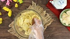 Gừng sau khi ngâm nước chanh, các bạn vớt ra rửa sạch để ráo. Sau đó cho 300gr gừng và 20gr muối vào tô, dùng tay bóp kĩ gừng với muối khoảng 5 phút để gừng bớt vị hăng và cay nồng. Tiếp theo rửa gừng nhiều lần để sạch muối và để ráo nước.