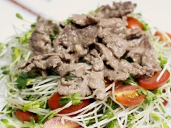 Cho rau mầm đã trộn ra đĩa, phủ thịt bò xào lên trên nữa là hoàn tất món Salad rau mầm trộn thịt bò.