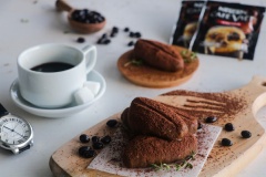 Vậy là những chiếc bánh Mochi tiramisu hình hạt cà phê xinh đẹp đã hoàn thành rồi, nhìn rất lạ mắt và đặc biệt đúng không nào? Với lớp vỏ mochi vị cà phê dai dai, bao bọc bên trong nhân kem tiramisu thơm béo và nhân thạch cà phê đắng đắng, cắn vào và cảm nhận hương vị bùng nổ trong khoang miệng. Nhớ lưu công thức và làm thử cuối tuần này nhé, chỉ cần một chút tỉ mỉ lúc gói bánh thôi, còn lại hương vị đảm bảo ngon hơn mong đợi của bạn đấy.