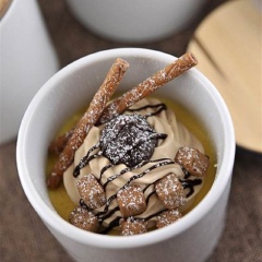 Khi nào muốn ăn, các bạn đánh nốt phần whipping cream còn lại với đường rồi múc một muỗng để lên trên mousse nhé! Trang trí với kem, bánh quế, hạt dẻ cười và siro chocolate không chỉ giúp món ăn thêm đẹp mắt, sinh động mà càng làm tăng thêm hương vị.
