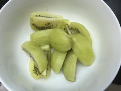 Kiwi gọt vỏ, bỏ lõi, thái miếng. Táo (bom) gọt vỏ, bỏ hạt, thái nhỏ.