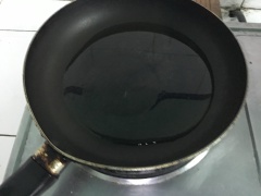 Cho chảo dầu lên bếp làm nóng. Cho phần sườn non đã ướp gia vị cháy vàng. Khi sườn vàng đẹp thì ta với ra dĩa.