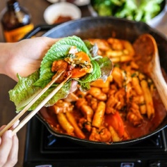Bạn có thể rắc thêm phô mai mozzarella trước khi bắc ra khoảng 2 phút để có lớp phô mai chảy béo ngậy giống ngoài hàng. Món gà xào Dakgalbi được cuộn ăn kèm tía thơm rất thơm ngon.