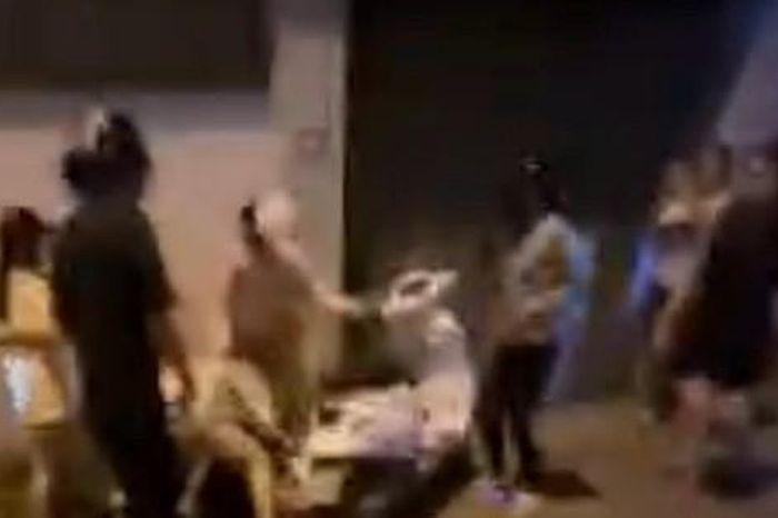 Công an vào cuộc vụ 2 nhóm phụ nữ đánh nhau, nhiều người vây quanh quay clip - Báo Người Lao Động