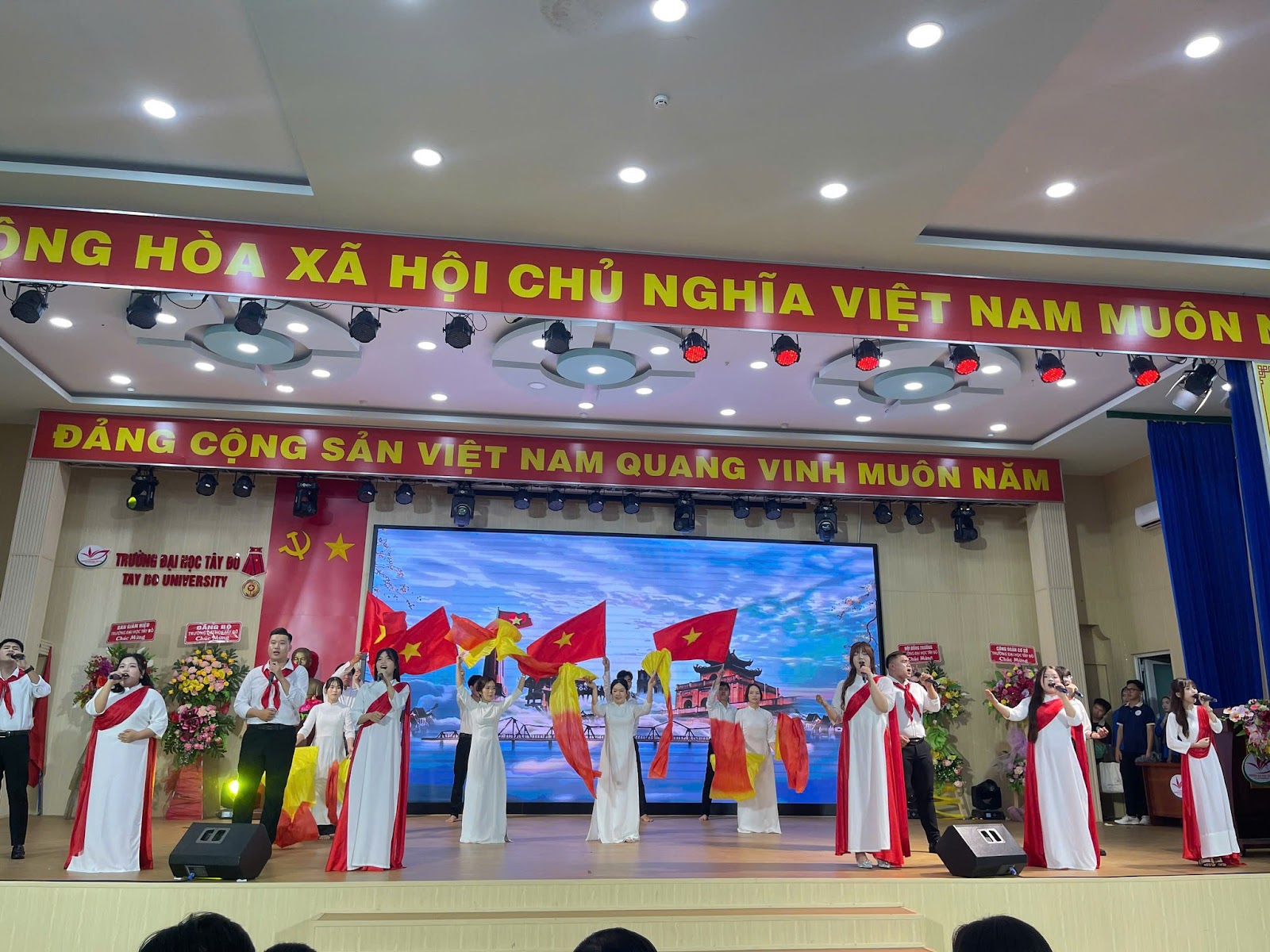 Rực rỡ sắc màu với hội thi văn nghệ truyền thống trường Đại Học Tây Đô lần thứ XIII