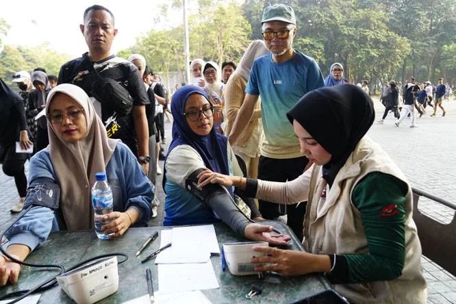 Petugas medis TNI melayani pemeriksaan kesehatan gratis untuk masyarakat dalam rangka menyambut HUT ke-81 TNI.