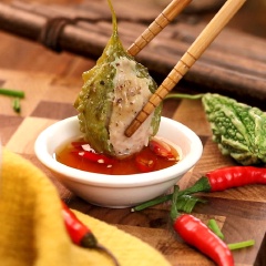Múc canh ra tô, rắc thêm hành ngò và tiêu xay. Món canh này ăn khi còn nóng, chấm thêm nước mắm ớt thì đảm bảo cả nhà sẽ không phụ lòng mà ăn hết chẳng còn giọt nước nào cho mà xem.