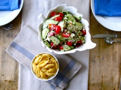Cho nước trộn vào tô salad, trộn đều tất cả rồi thêm phô mai bào nhuyễn vào, trộn đều lên là có thể dùng.