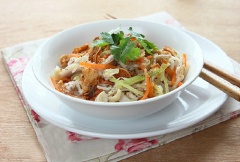 Pha nước mắm: Hòa tan 2 muỗng canh nước mắm, 1 muỗng canh đường trắng, 1 muỗng canh giấm, 1 muỗng cà phê tỏi băm, ớt cắt nhỏ, 2 muỗng canh nước, khuấy đều. Cho thịt gà, đu đủ, cà rốt và su hào vào tô, rưới thêm nước mắm vừa pha, trộn đều lên là có thể dùng.