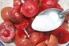 Cho mận, đường trắng vào tô, trộn đều. Khi đường tan, cho muối vào tô mận, xóc đều.