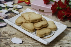 Phết ít mứt trái cây lên mặt trái chiếc bánh (loại mứt nào cũng được) sau đó lấy 1 cái bánh khác kẹp lại là chúng ta đã hoàn thành xong những chiếc bánh quy trái tim. Bạn có thể mua giấy bóng về gói cho đẹp rồi đựng trong hộp để đem tặng hoặc có thể thưởng thức ngay hoặc bảo quản bánh trong hộp kín để bánh không bị ỉu và mất mùi thơm.