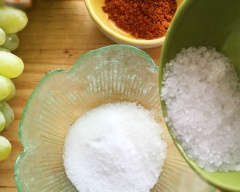 Chuẩn bị sẵn các loại gia vị: đường, muối, ớt. Cho tất cả gia vị vào một tô nhỏ, trộn đều chúng lên.
