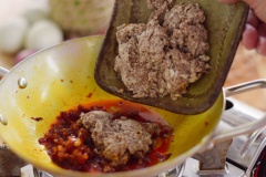 Trên cùng chiếc chảo xào cà, cho 1/2 số dầu điều còn lại, thêm 15gr hành tím vào phi thơm. Tiếp theo cho riêu cua vào chảo, nêm 1 muỗng canh nước mắm, 1/2 muỗng canh đường rồi xào lên cho thơm. Đậu hũ trắng cắt miếng vuông nhỏ, cho vào chảo có sẵn 3 muỗng canh dầu ăn đã làm nóng chiên vàng giòn các mặt.