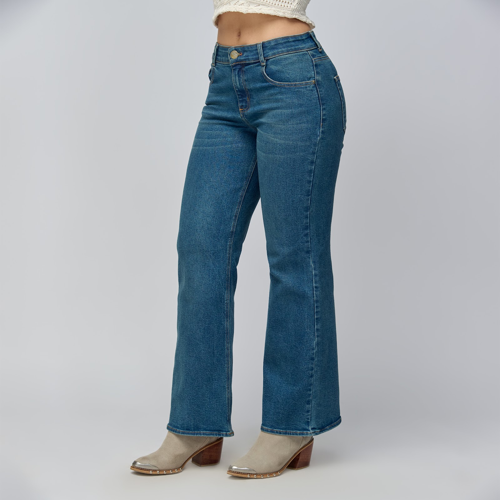 Jean vaquero flare tiro medio en denim licrado, color azul medio - Vista 6